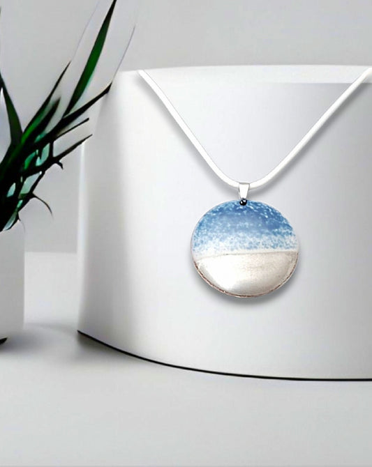 collier en émail sur cuivre et lustre d'argent contemporain monté sur cordon, une signature maison CALUB