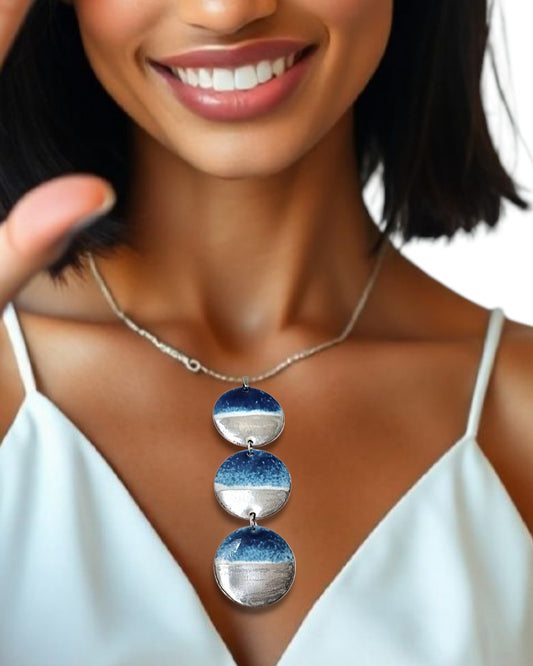 collier triptyque de la collection Eau Minérale, composé de 3 médaillons en cascade, émaux et lustre d'argent - maison CALUB