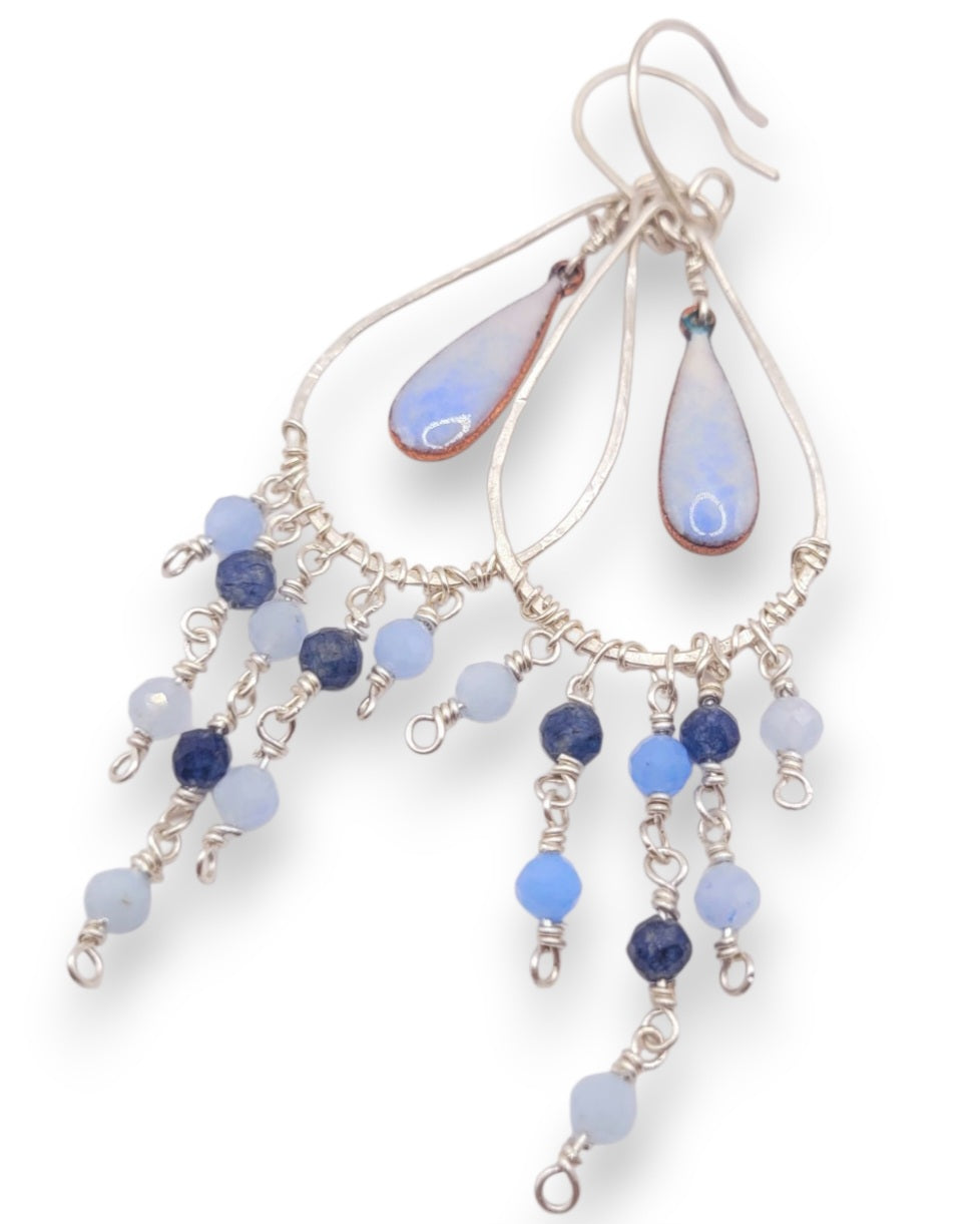 Boucles d'oreilles chandelier argent aigue-marine émail bleu  création artisanale maison calub. Emaux bleus
