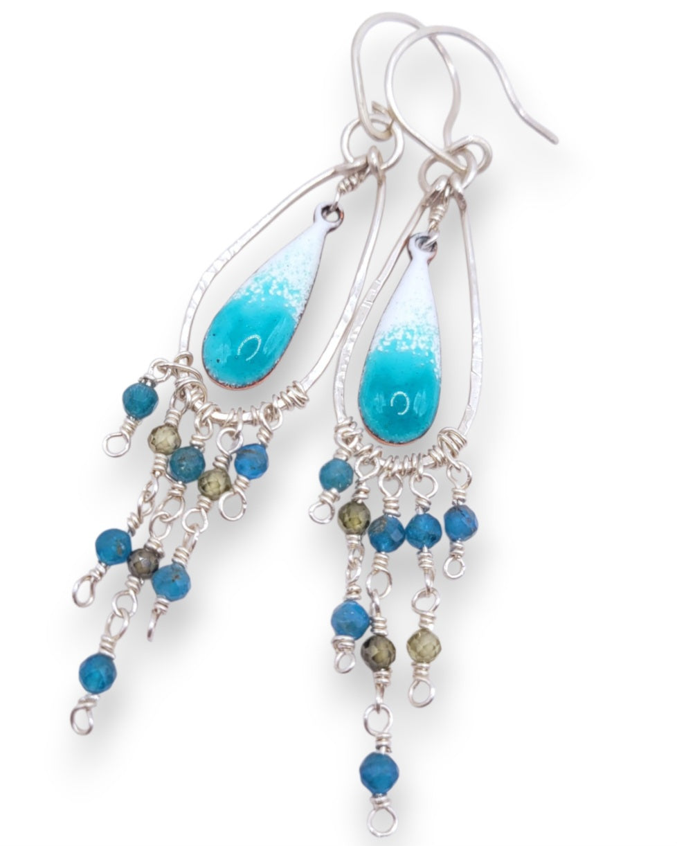 Boucles d'oreilles chandelier en émail turquoise dégradé avec cascade de perles naturelles turquoise et olivine - Collection unique - Maison CALUB. Emaux turquoise translucides
