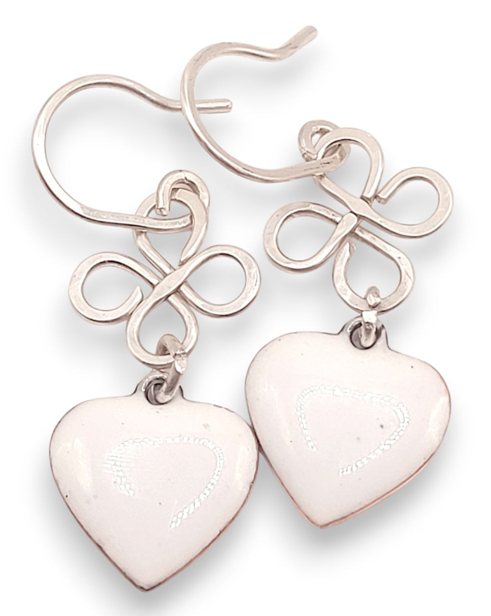 bijou artisanal fait main, boucles d'oreilles coeur en émail  blanc montage sur argent. Création artisanale de maison calub. Emaux opaques