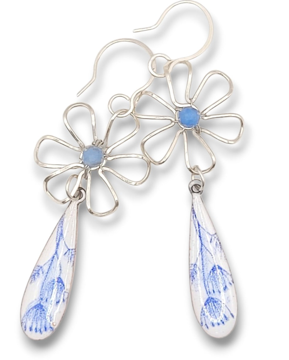 bijou artisanal en émail, fait main, boucles d'oreilles pendantes en émail sur cuivre et argent, aux allure de porcelaine aux motif floraux bleus. Fleur en fil d'argent, Création originale Maison calub, émaux opaques, pierres naturelles