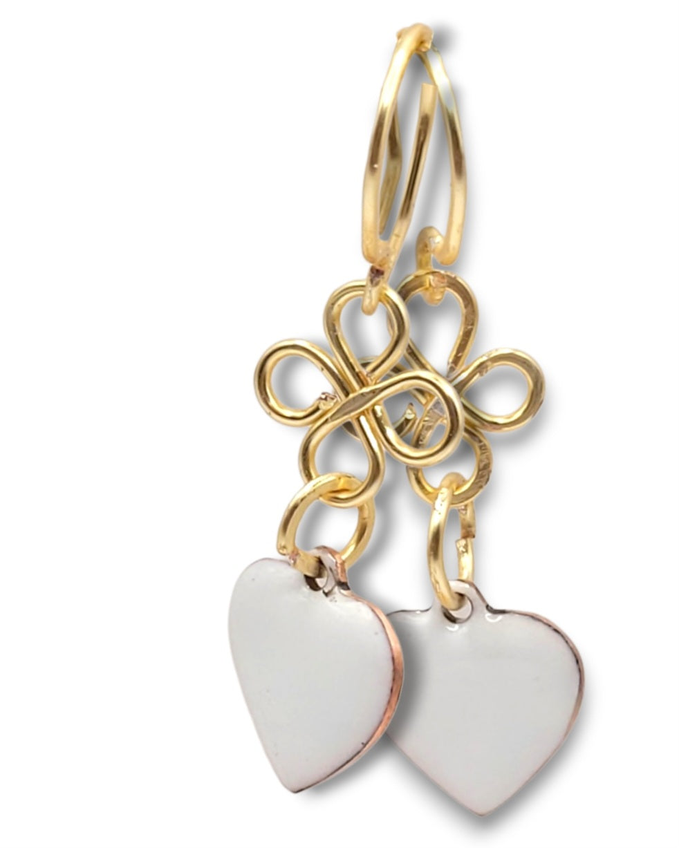 bijou artisanal fait main, boucles d'oreilles coeur en émail  blanc montage sur laiton doré. Création artisanale de maison calub. Emaux opaques