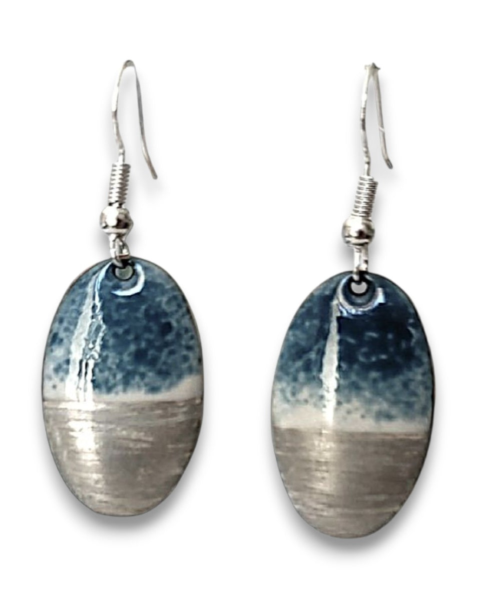 boucles d'oreilles en émail de la collection Eau Minérale chez maison CALUB, bijou en émail sur cuivre dans les tons bleus et lustre d'argent. Emaux opaques et transparents