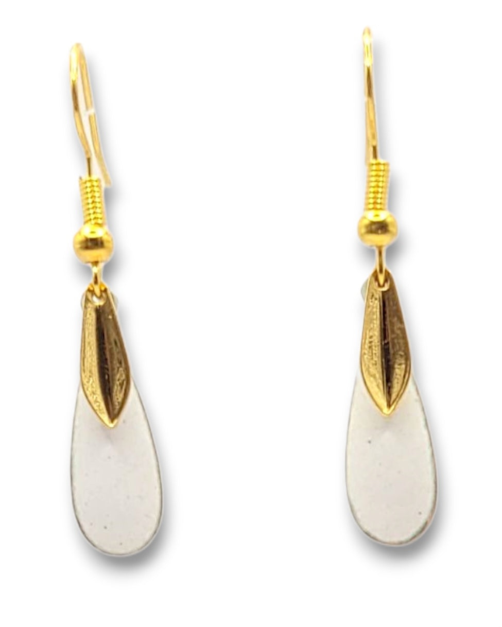 bijou artisanal boucles d'oreilles en email blanc et agrémentées d'une petite feuille dorée très simples et légères création maison Calub. Emaux opaques