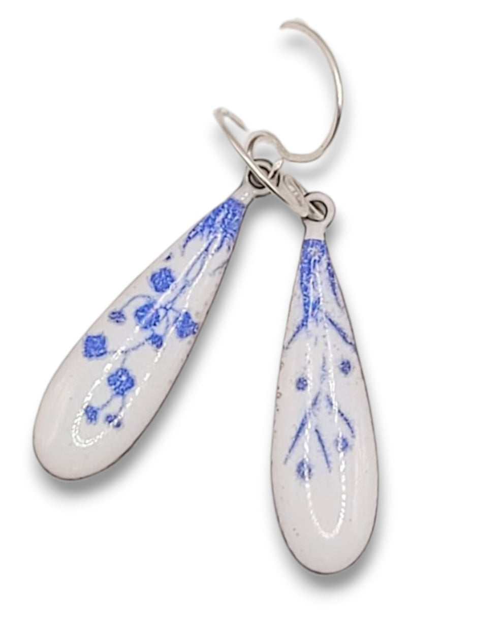 petites boucles d'oreilles effet porcelaine de maison Calub, email sur cuivre  fabriqué main, pendant forme goutte. Emaux opaques