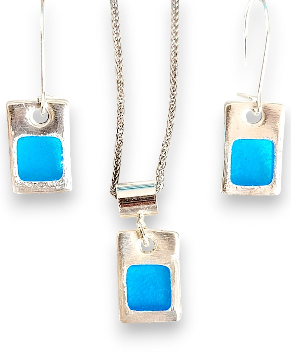 parure émail grand feu moderne bleu sur argent fin plique-à-jour de fabrication artisanale - design contemporain - création maison CALUB. Emaux translucides bleus