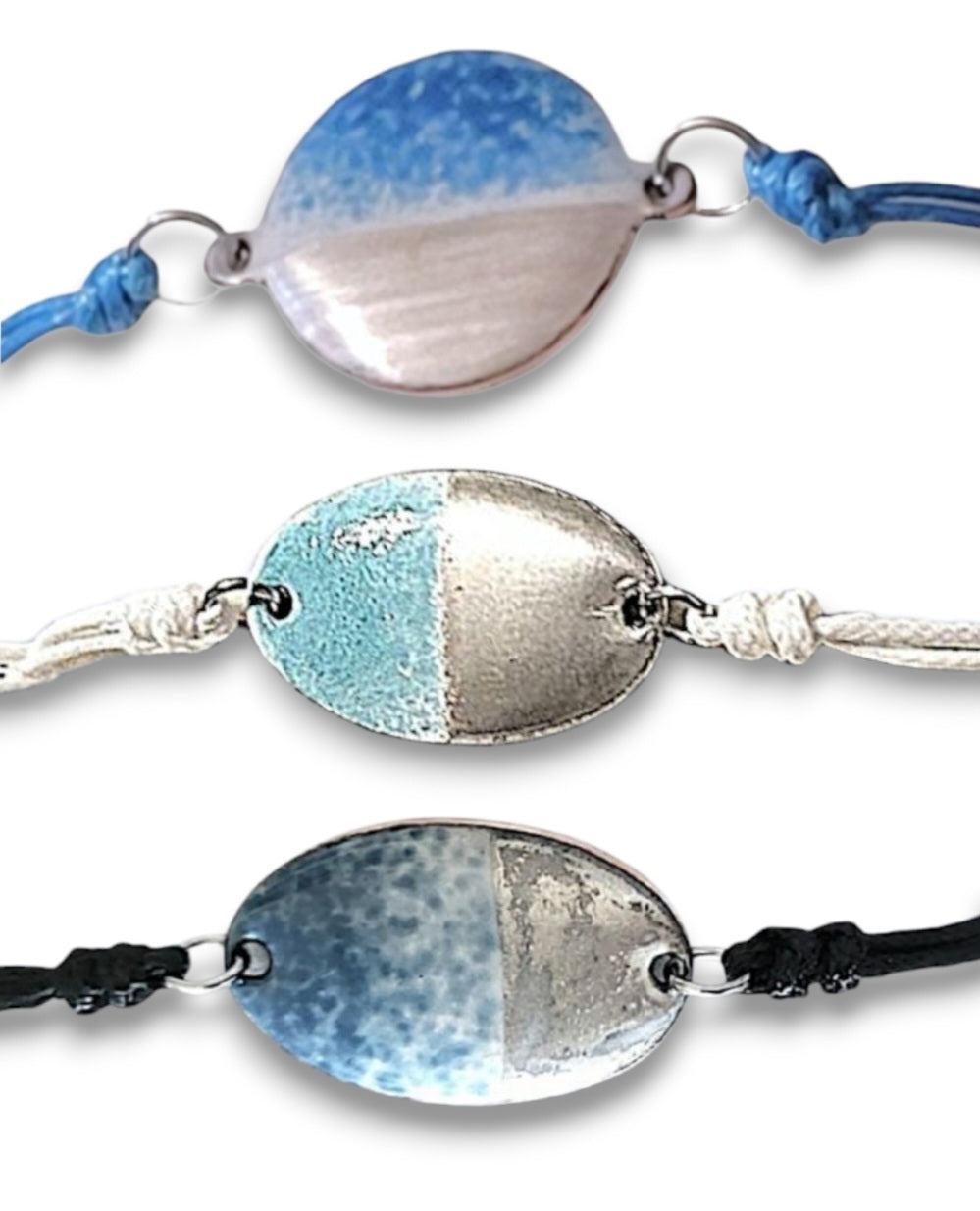 bracelets bleus et argent en émail sur cuivre et lustre d'argent dans la collection eau minérale chez maison CALUB. Emaux opaques et transparents