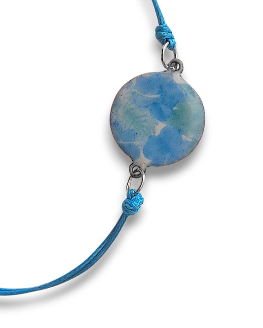 Bracelet en émail sur cuivre de la ligne Liberty chez maison CALUB, couleur Bleue. Emaux opaques peints à la main