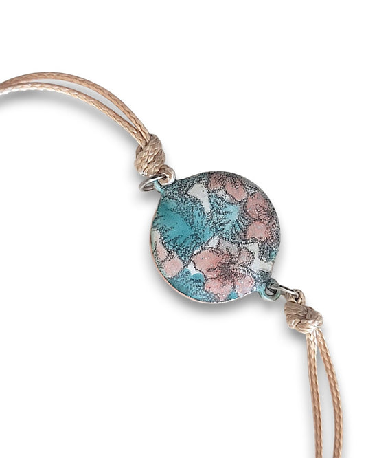 bracelet en émail  de la ligne Liberty chez Maison Calub en émail sur cuivre  peint à la main, bijou artisanal. Couleur rosé ou bleu. Emaux opaques peints