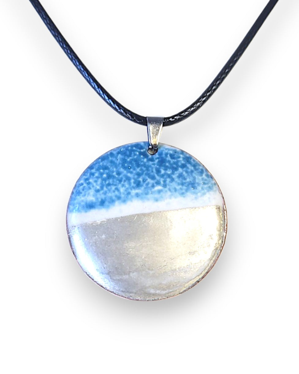 collier en émail sur cuivre et lustre d'argent contemporain monté sur cordon, une signature maison CALUB. Emaux opaques et transparents