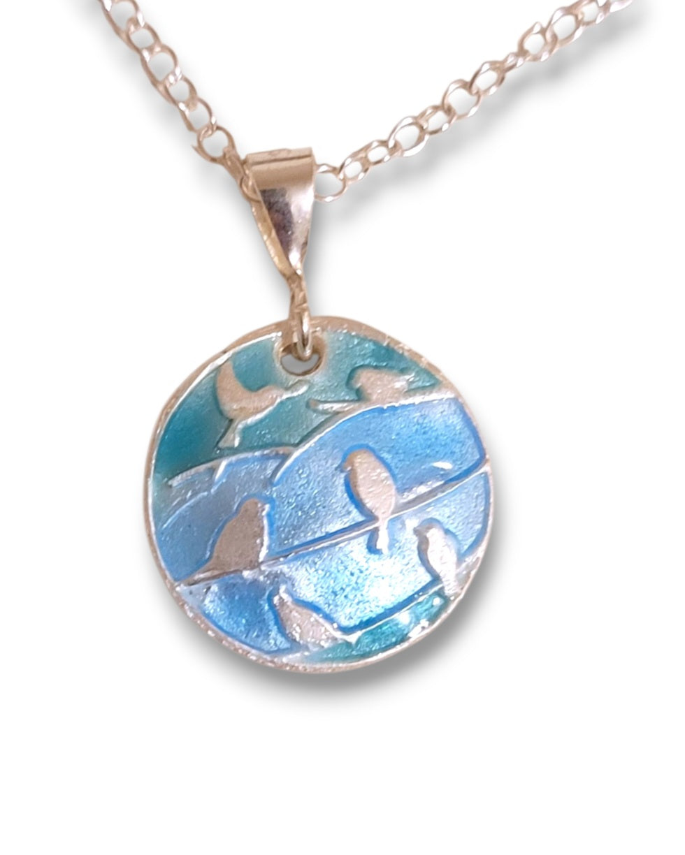 pendentif champlevé en émail sur argent fin représentant des oiseaux dans les arbres. Emaux translucides. Bijou artisanal maison Calub les émaux du luberon made in France