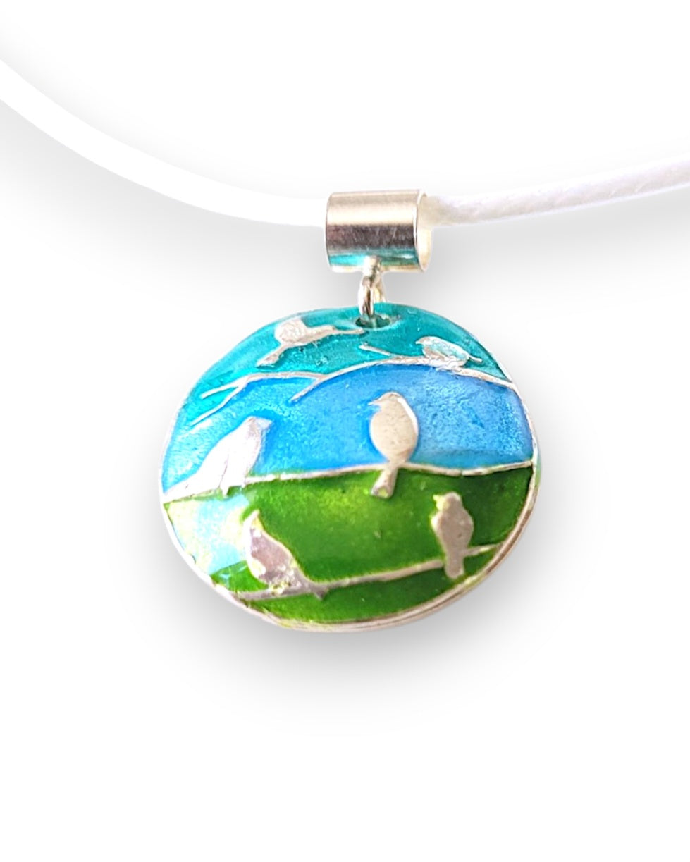 pendentif champlevé en émail sur argent fin représentant des oiseaux dans les arbres. Emaux translucides. Bijou artisanal maison Calub les émaux du luberon made in France