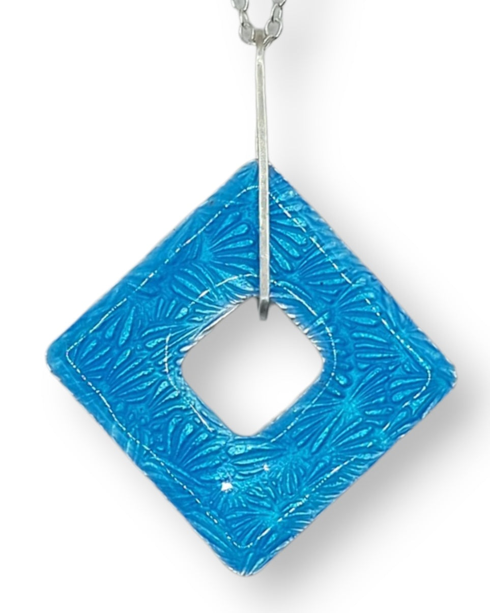 pendentif carré émail sur argent fin basse-taille montage sur cordon ou sur chaine argent. Emaux translucides - création maison CALUB