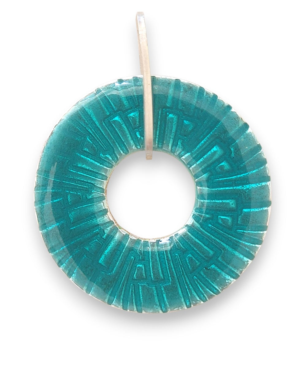 bijou artisanal en émail grand feu. pendentif ROUE émail basse-taille sur argent fin de couleur turquoise -  maison CALUB émaux du Luberon. Emaux translucides