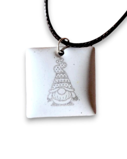 petit pendentif carré blanc en émail au motif de petit lutin. Création artisanale maison calub les emaux du Luberon