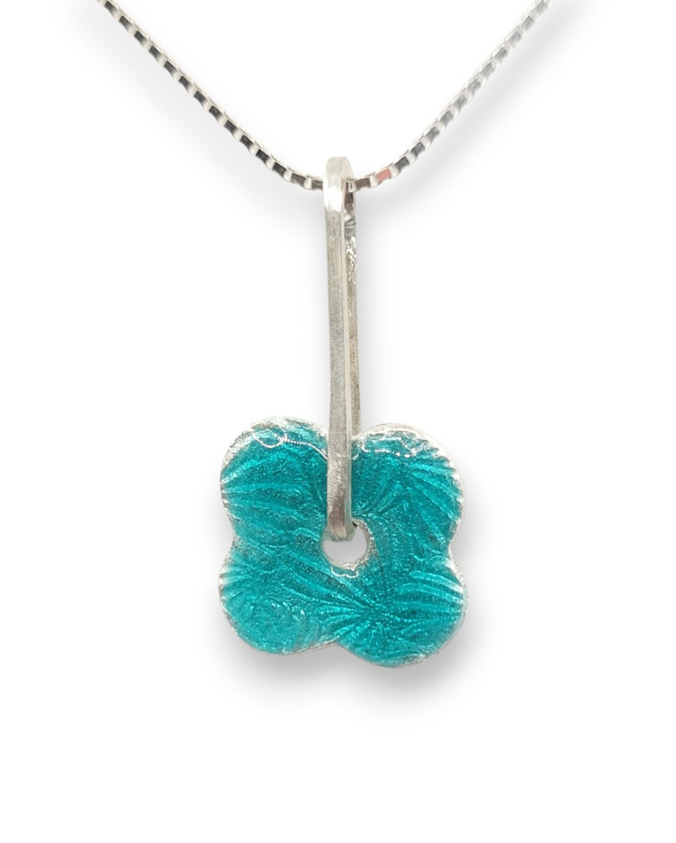 pendentifs fleur  en email grand feu basse-taille sur argent fin -maison CALUB - monté sur une chaine fine en argent. Emaux translucides verts ou bleus