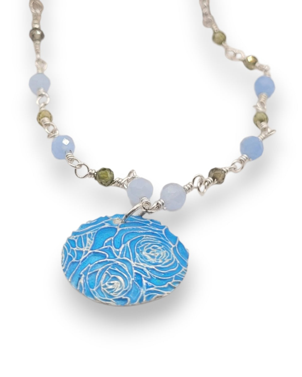 pendentif bouquet de roses en champlevé émail sur argent fin avec rimbambelle de petites pierres naturelles et fine chaine argent. Bijou artisanal made in France chez maison calub les émaux du Luberon cadeau original