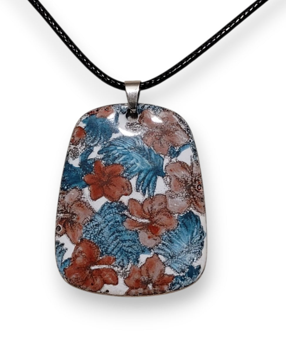 collier en émail sur cuivre de la ligne Liberty chez maison CALUB, pendentif trapèze en émail peint à la main dans les tons rouges et verts, et monté sur un simple cordon. Emaux opaques