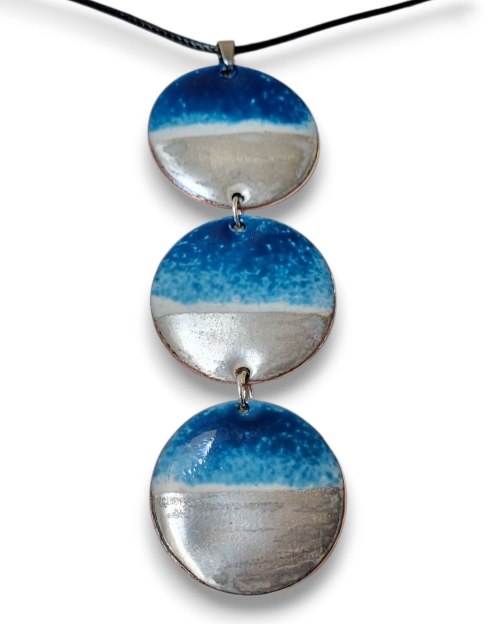 collier  artisanal en émail, triptyque de la collection Eau Minérale, composé de 3 médaillons en cascade, émaux et lustre d'argent - maison CALUB