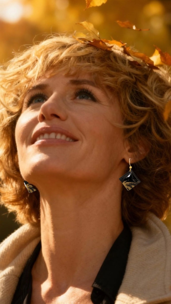 femme portant boucles d'oreilles chic noir et doré losange pendant email sur cuivre . Emaux traditionnels fait main chez maison calub