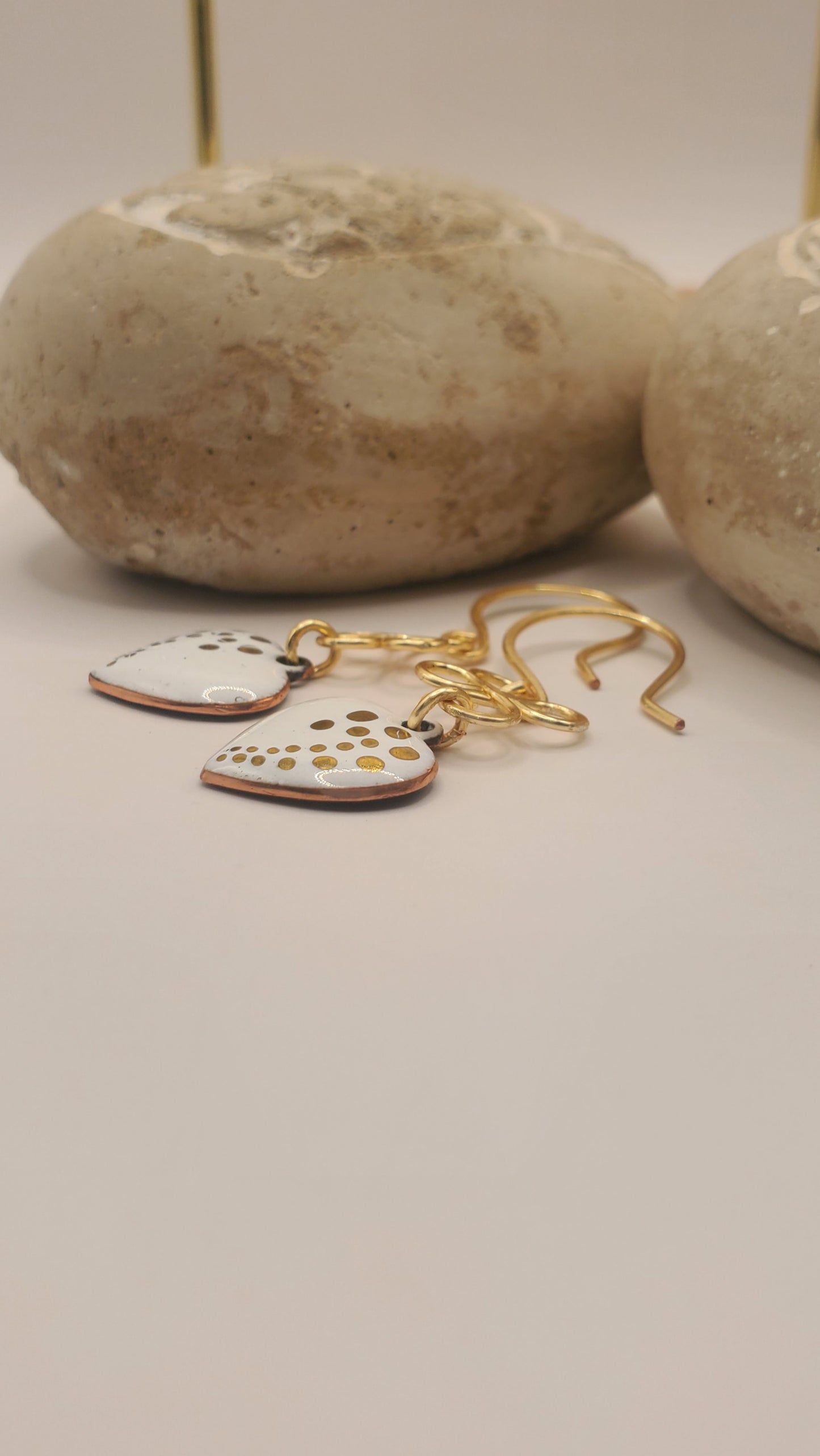 Boucles d'Oreilles Cœur Blanc et Or Nœuds Celtiques – Émail Grand Feu sur Cuivre - Maison CALUB