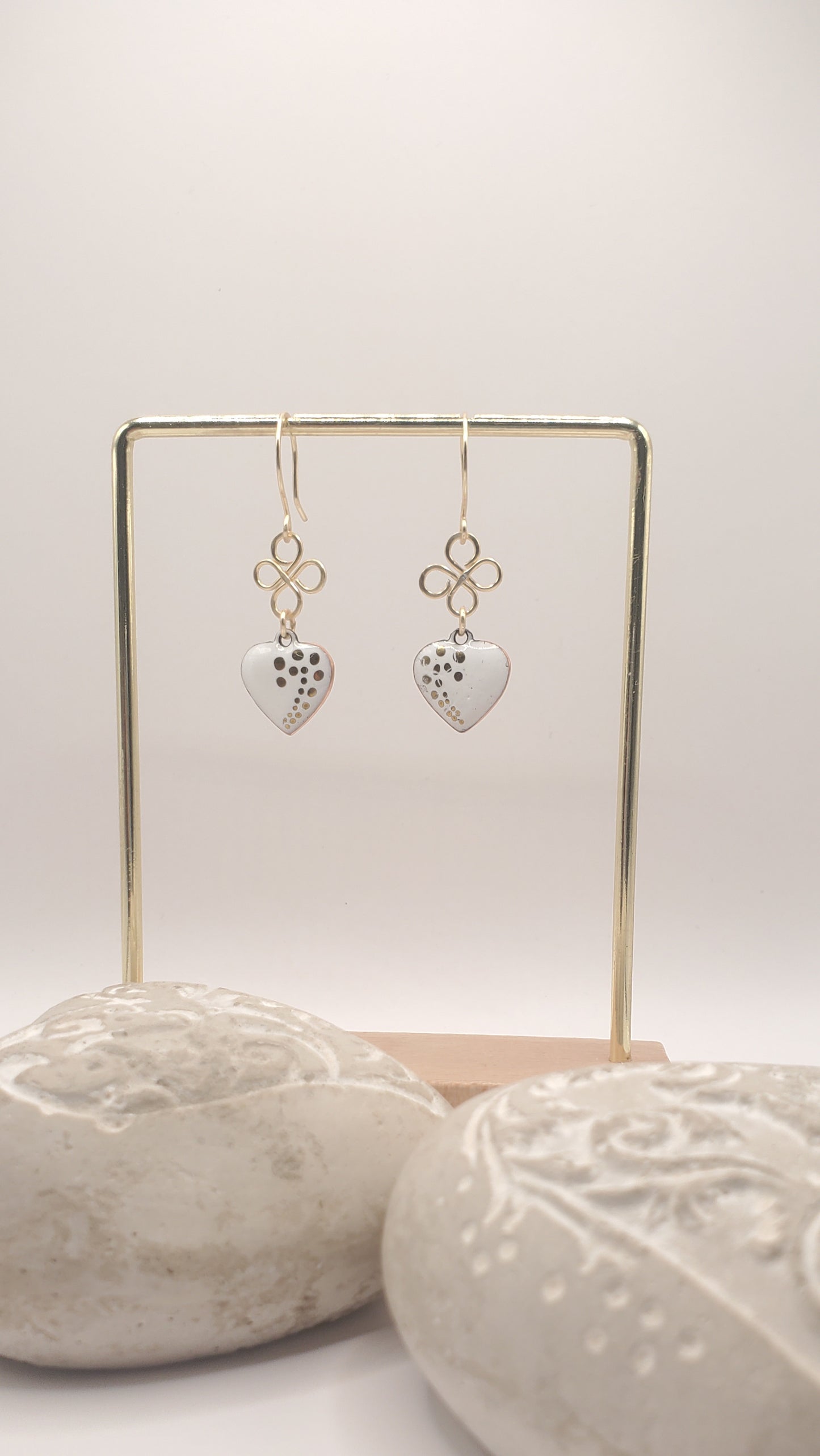 Boucles d'Oreilles Cœur Blanc et Or Nœuds Celtiques – Émail Grand Feu sur Cuivre - Maison CALUB