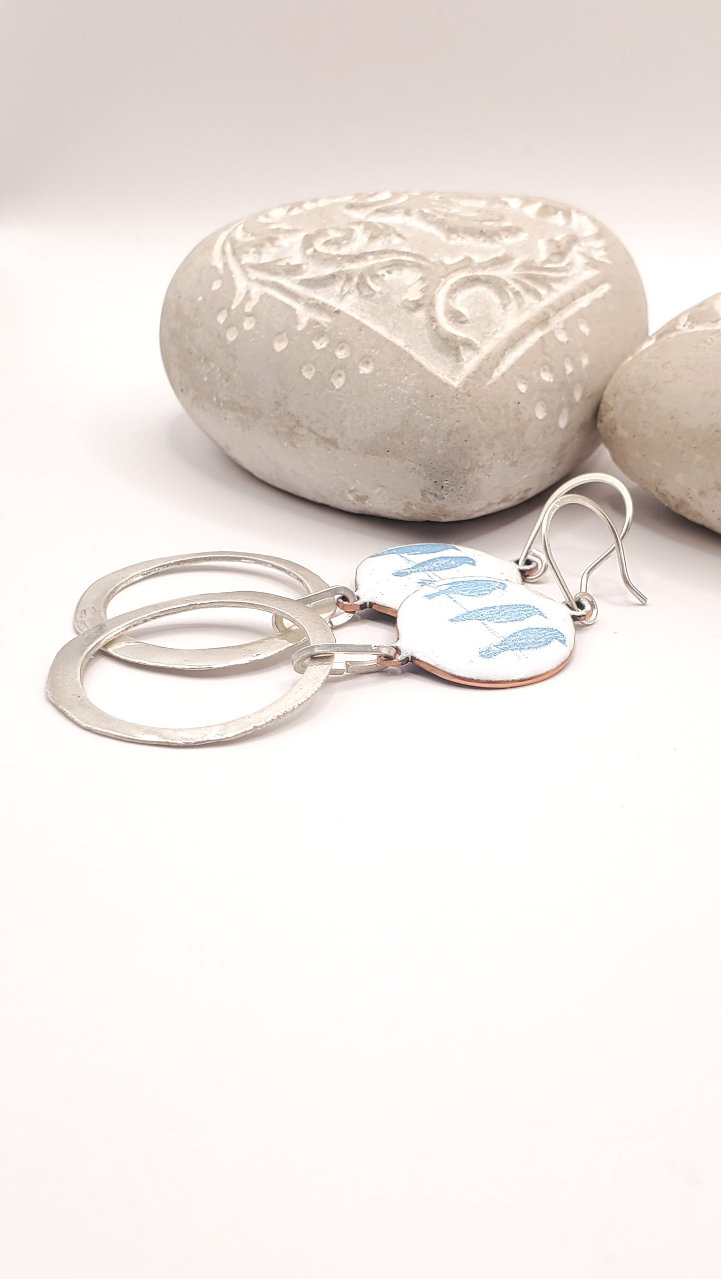 Boucles d'Oreilles Oiseaux sur le Perchoir – Émail Grand Feu - Maison CALUB