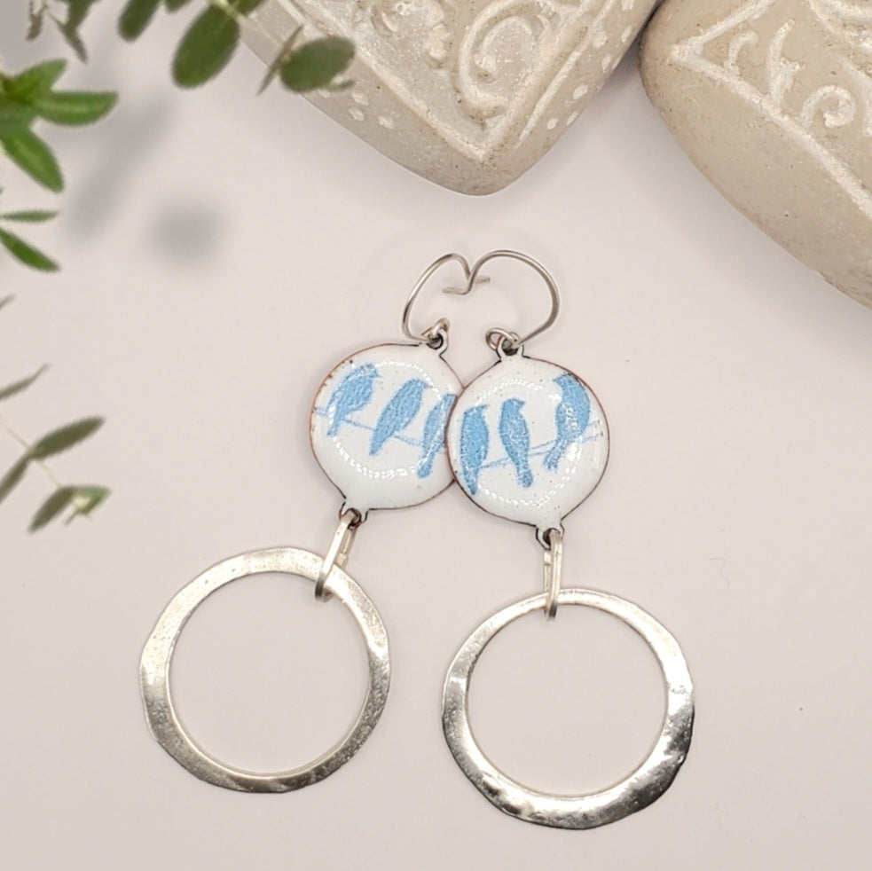 Boucles d'Oreilles Oiseaux sur le Perchoir – Émail Grand Feu - Maison CALUB