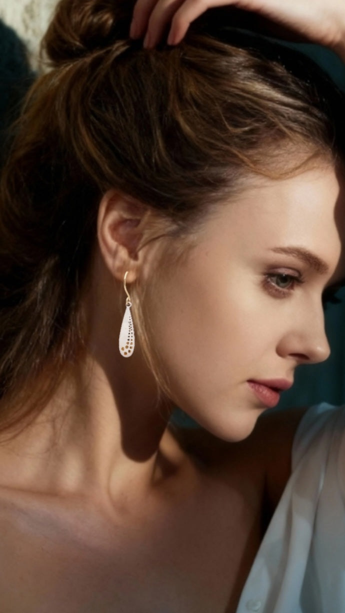 Boucles d'Oreilles Gouttes Blanches et Or – Émail Grand Feu sur Cuivre - Maison CALUB