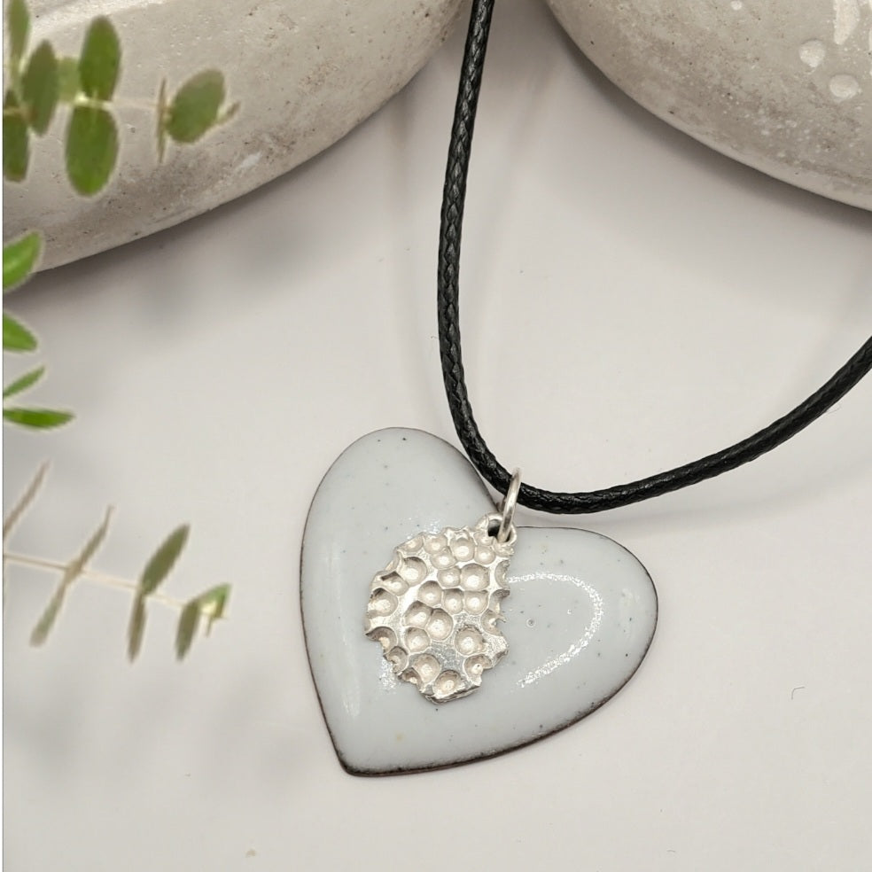 bijou coeur émail grand feu blanc, fait main made in france version élégante du pendentif en email sur cuivre effet céramique avec breloque en argent fin chez maison calub les émaux du Luberon