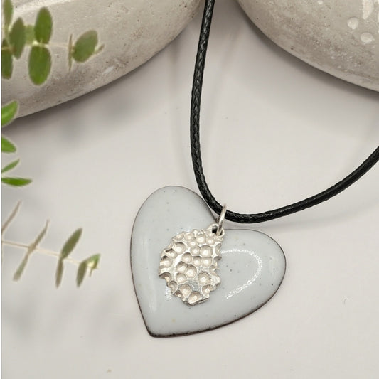 bijou coeur émail grand feu blanc, fait main made in france version élégante du pendentif en email sur cuivre effet céramique avec breloque en argent fin chez maison calub les émaux du Luberon