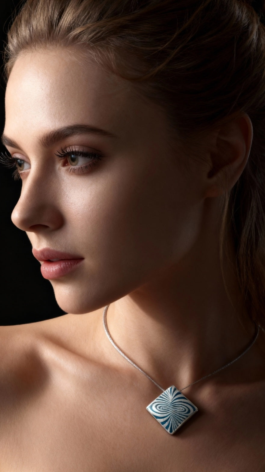 jeune femme portant un pendentif infini en champlevé émail sur argent fin et cordon argent. Bijou artisanal made in France chez maison calub les émaux du Luberon cadeau original