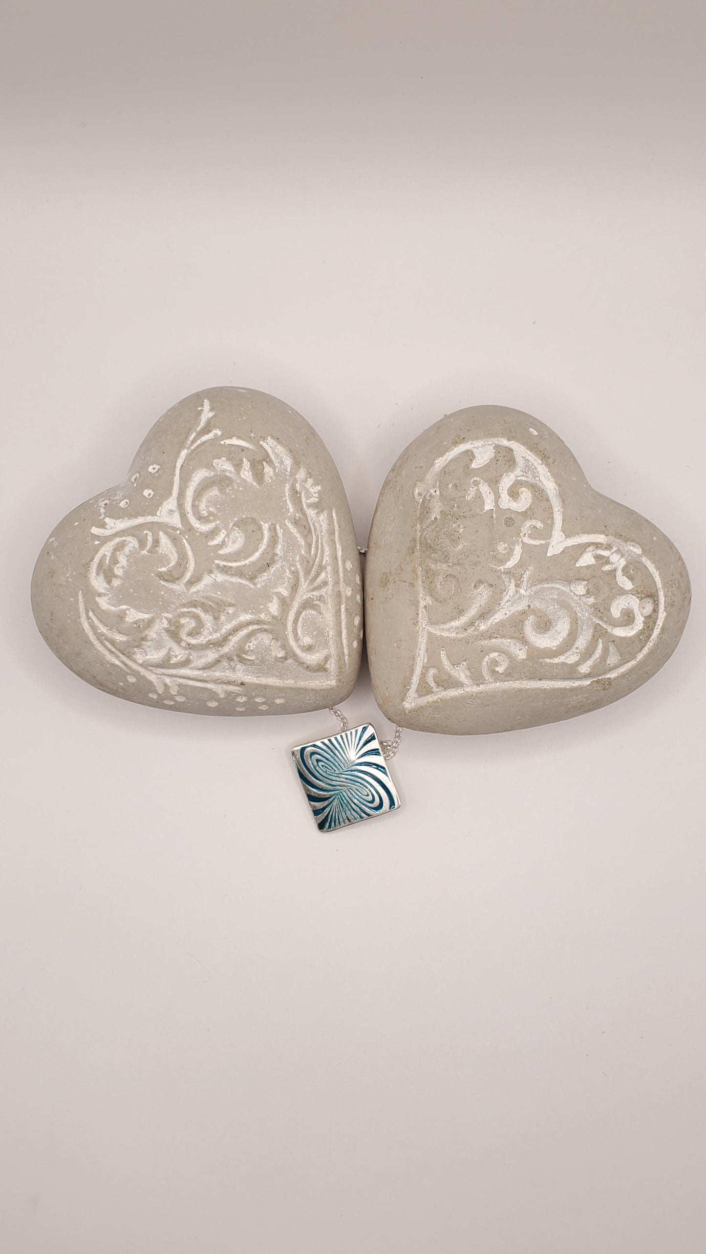 entre deux pierre un pendentif infini en champlevé émail sur argent fin et chaine argent. Bijou artisanal made in France chez maison calub les émaux du Luberon cadeau original