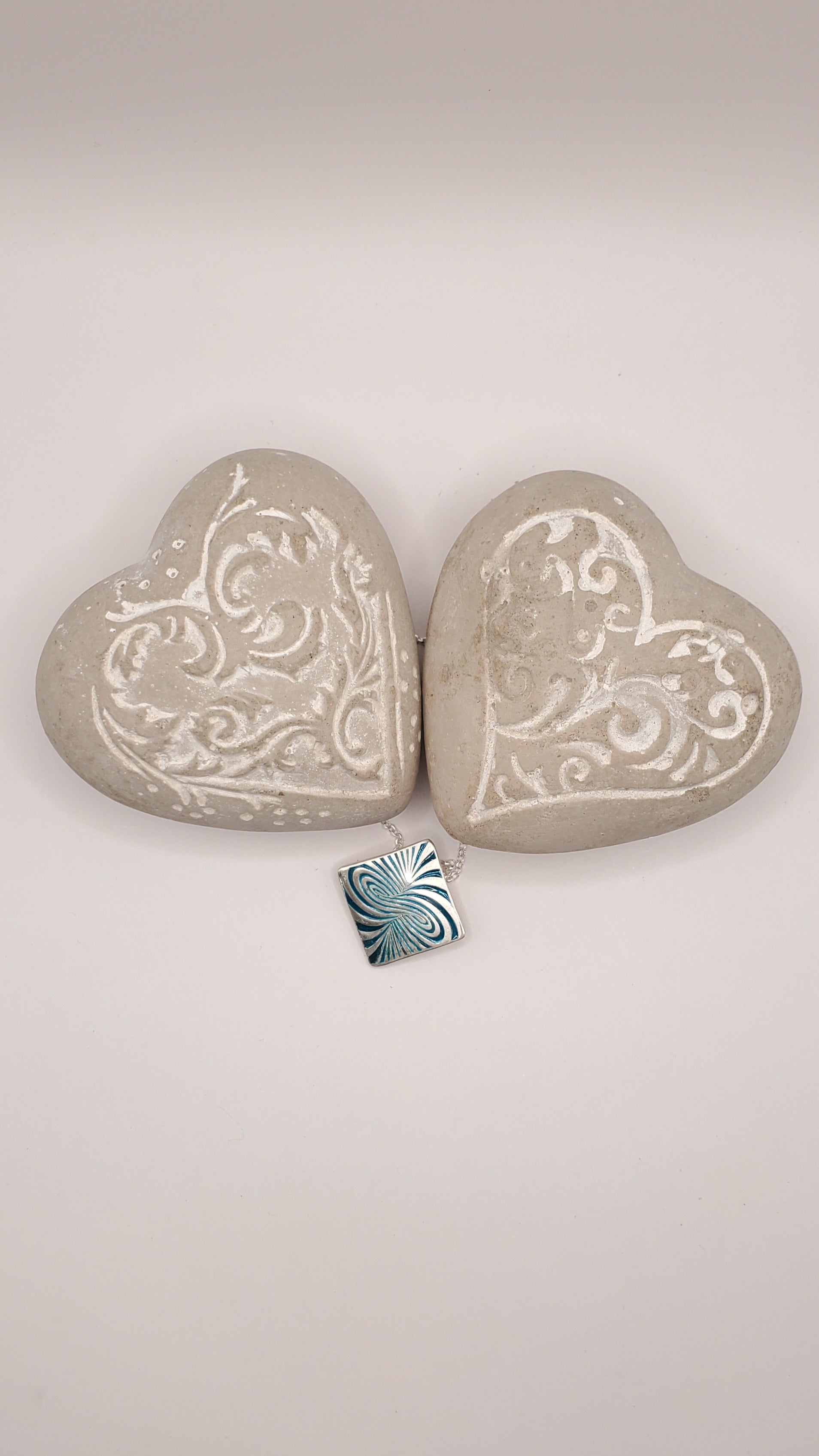 entre deux pierre un pendentif infini en champlevé émail sur argent fin et chaine argent. Bijou artisanal made in France chez maison calub les émaux du Luberon cadeau original