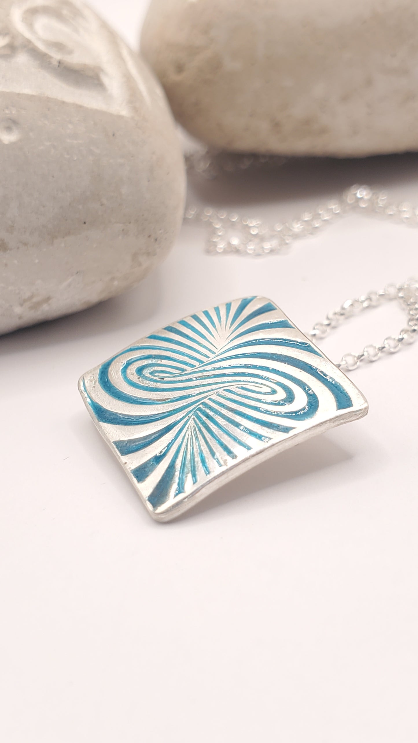 gros plan sur le pendentif infini en champlevé émail sur argent fin et chaine argent. Bijou artisanal made in France chez maison calub les émaux du Luberon cadeau original