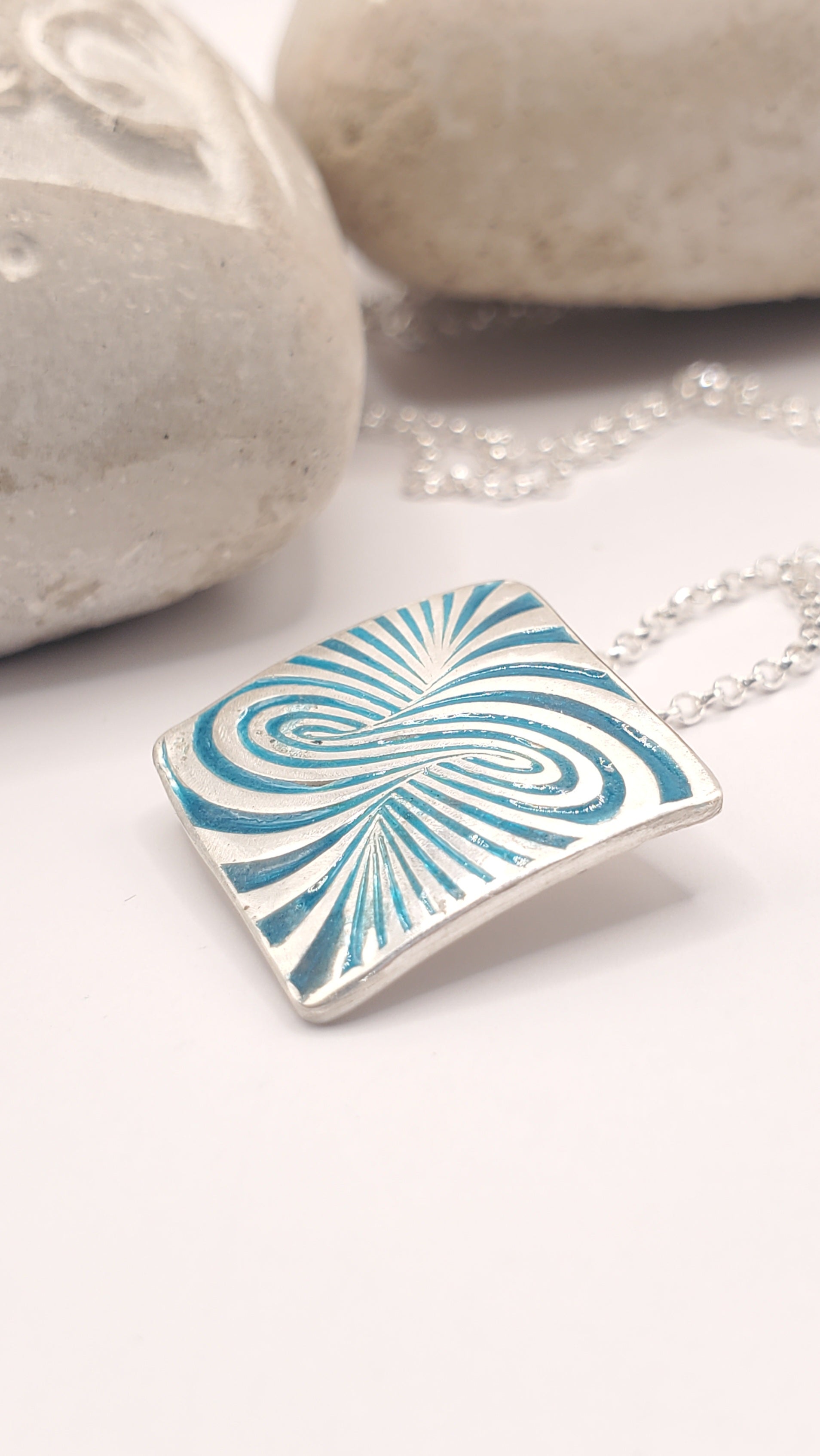 gros plan sur le pendentif infini en champlevé émail sur argent fin et chaine argent. Bijou artisanal made in France chez maison calub les émaux du Luberon cadeau original