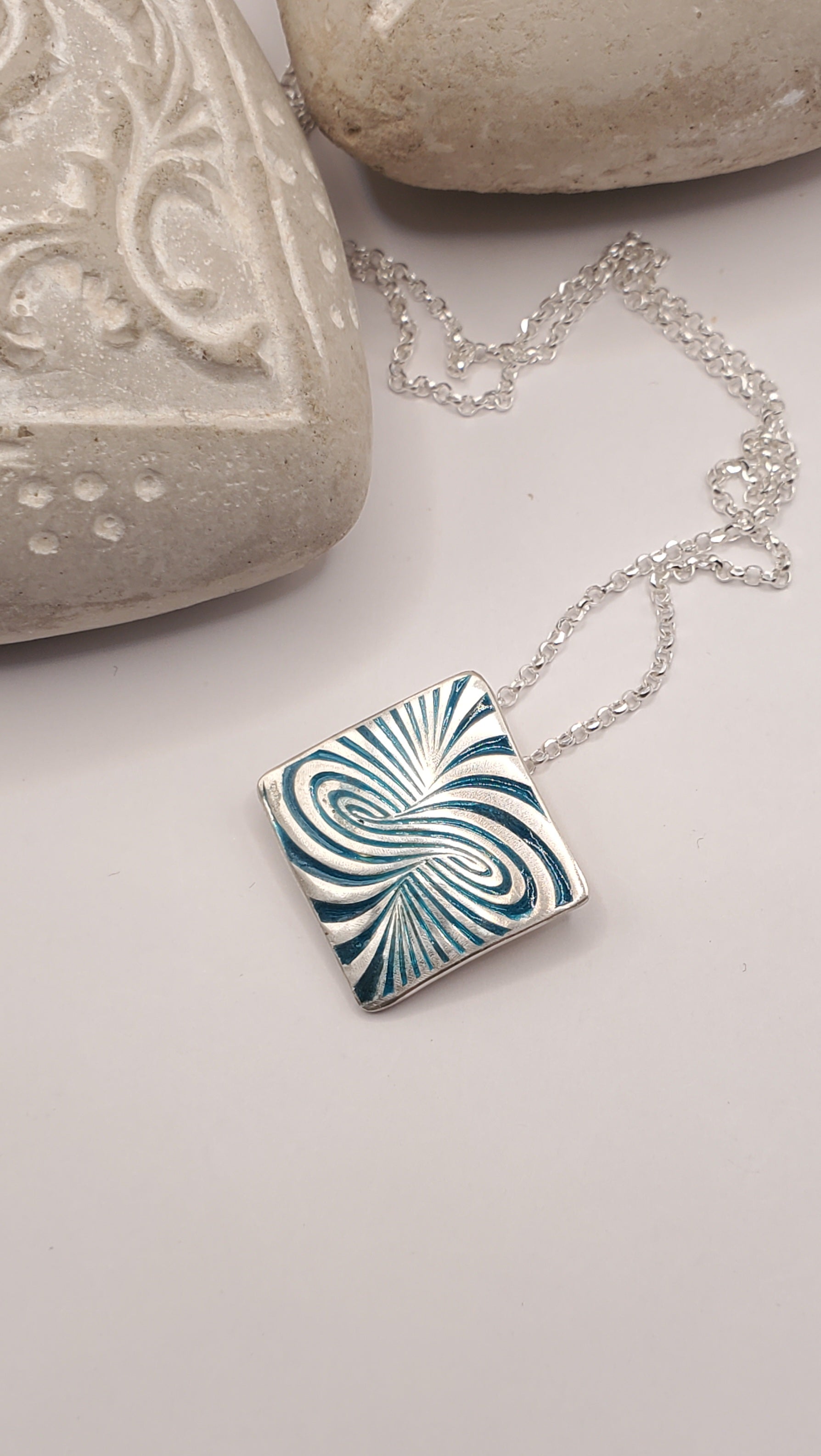 photo d'un pendentif infini en champlevé émail sur argent fin et chaine argent. Bijou artisanal made in France chez maison calub les émaux du Luberon cadeau original