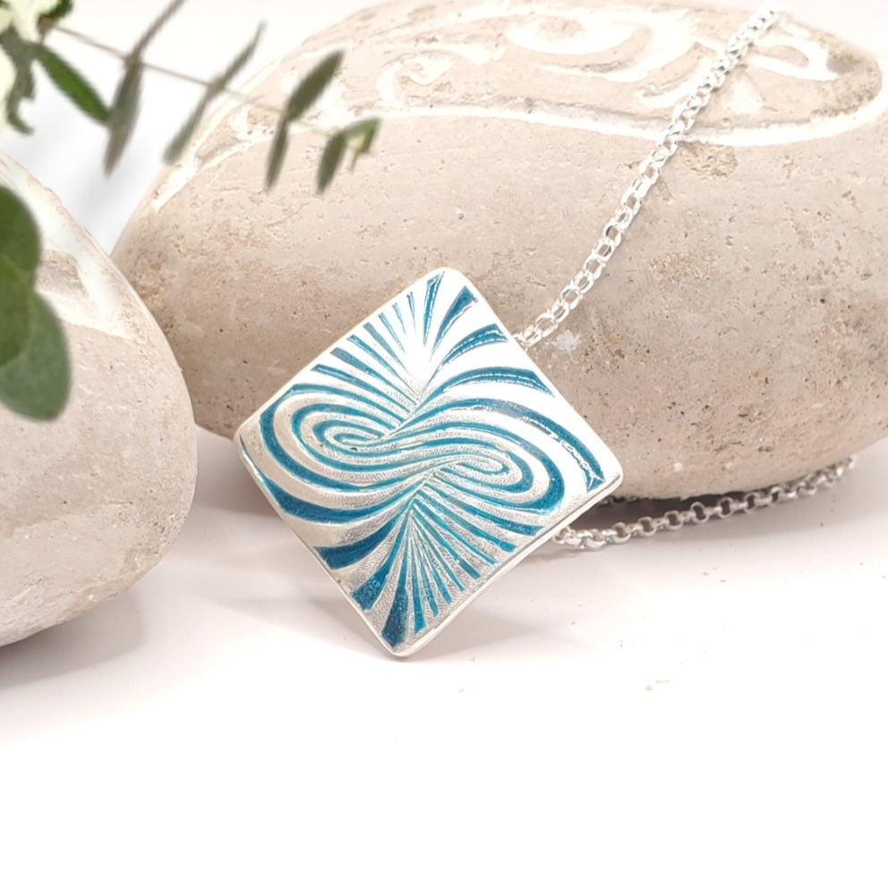 pendentif infini en champlevé émail sur argent fin et chaine argent. Bijou artisanal made in France chez maison calub les émaux du Luberon cadeau original. photo principale
