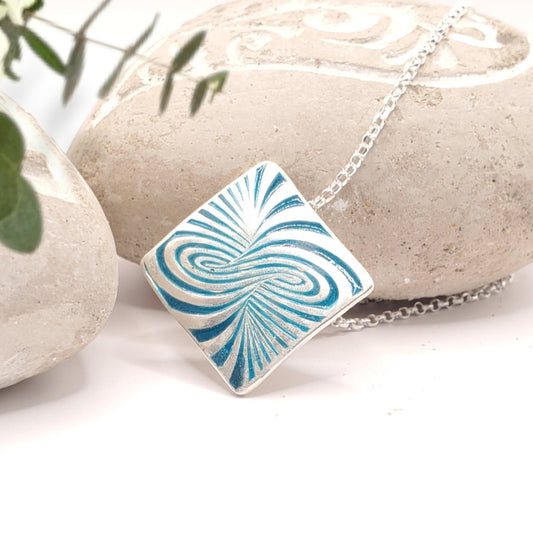 pendentif infini en champlevé émail sur argent fin et chaine argent. Bijou artisanal made in France chez maison calub les émaux du Luberon cadeau original. photo principale
