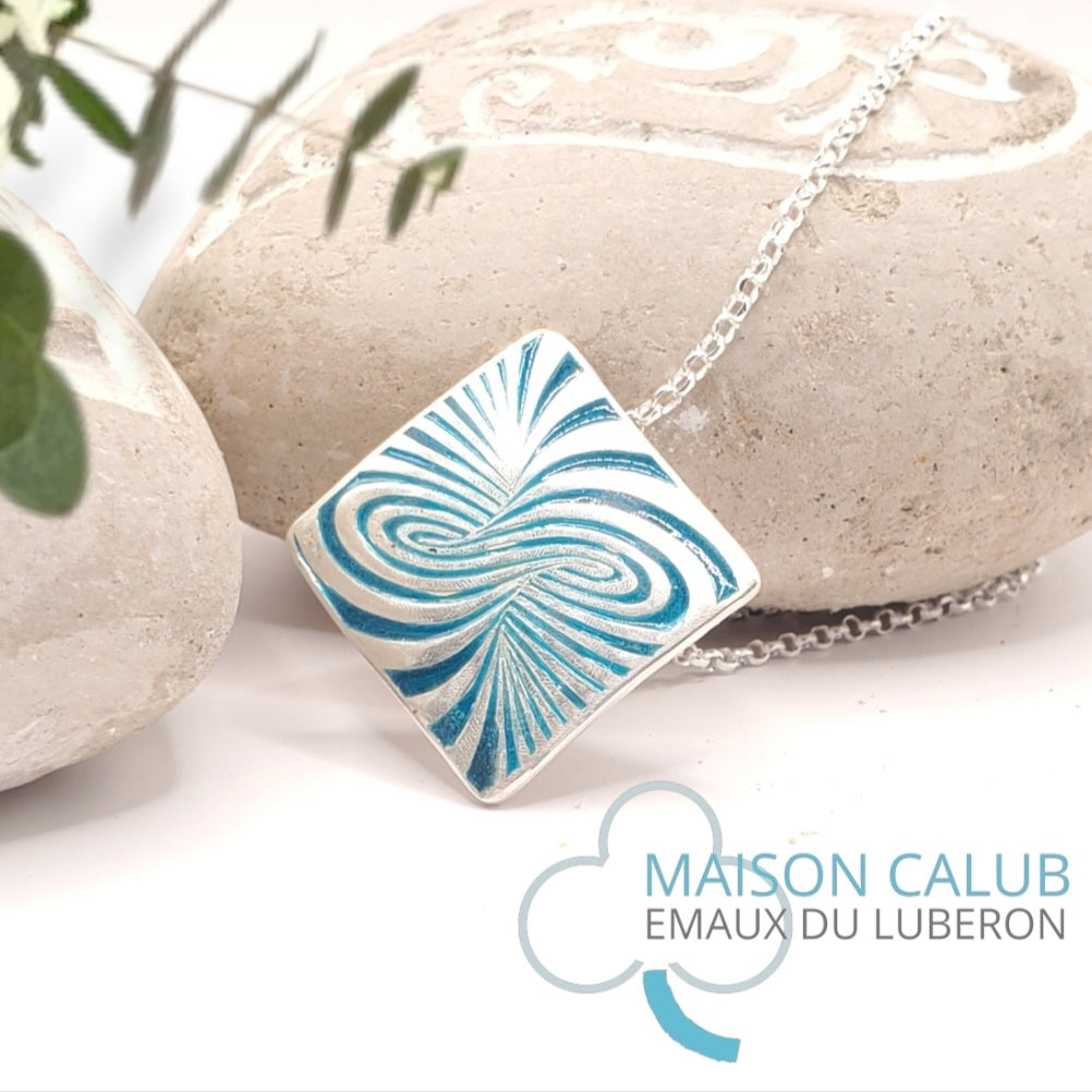 publicité d'un pendentif infini en champlevé émail sur argent fin et chaine argent. Bijou artisanal made in France chez maison calub les émaux du Luberon cadeau original