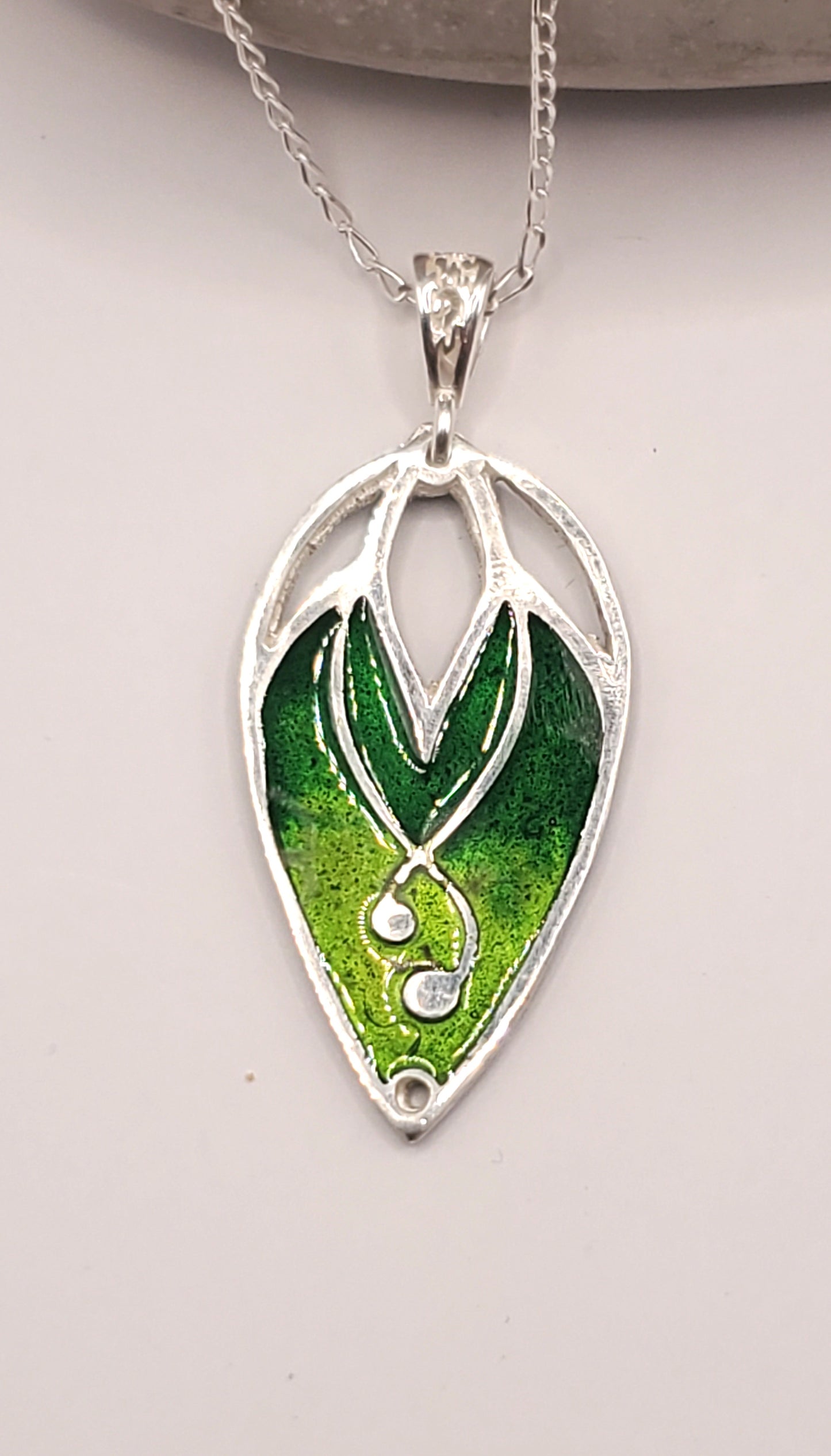 Pendentif Bourgeon Vert – Émail Grand Feu sur Argent Fin - Maison CALUB