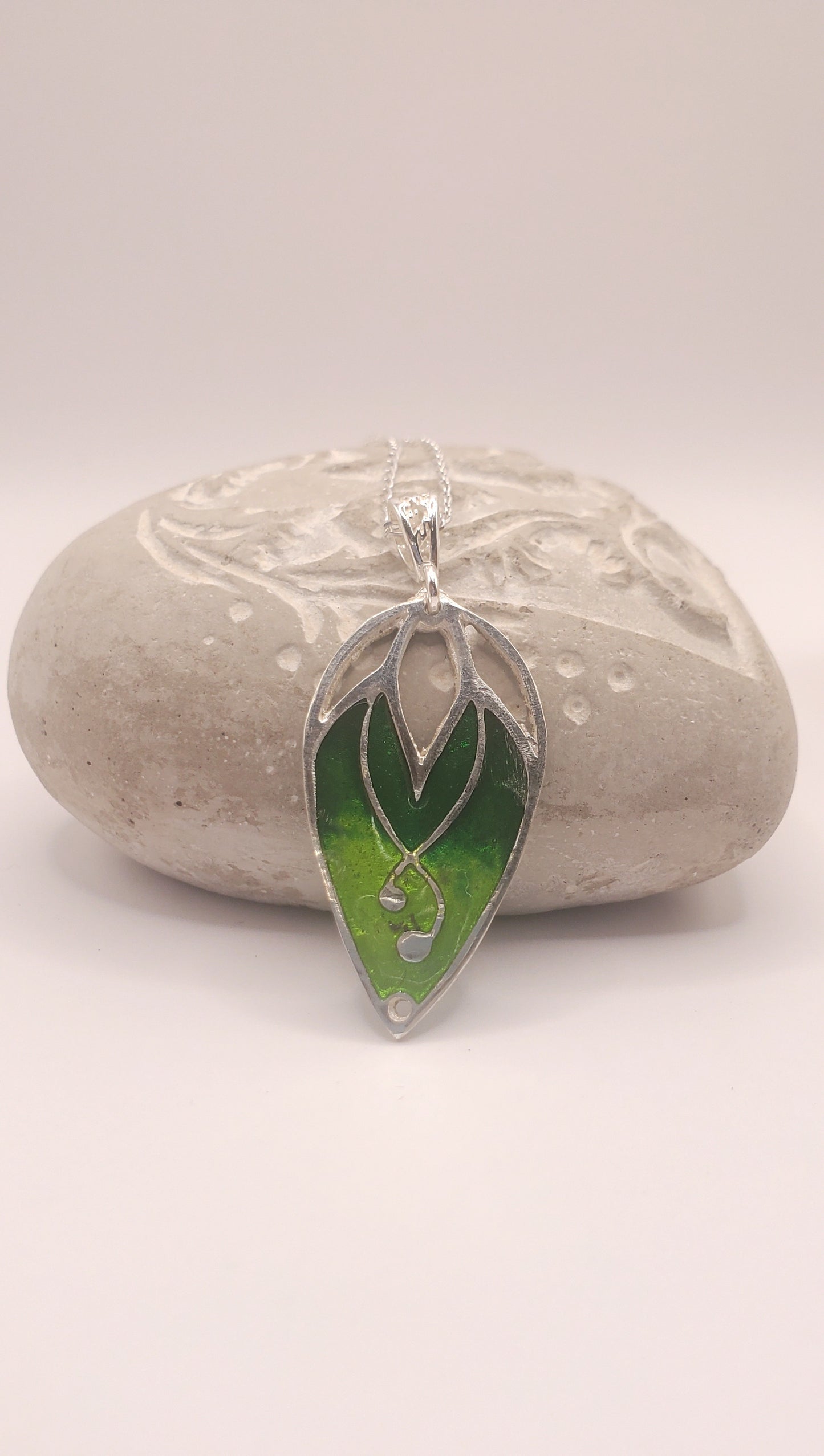Pendentif Bourgeon Vert – Émail Grand Feu sur Argent Fin - Maison CALUB