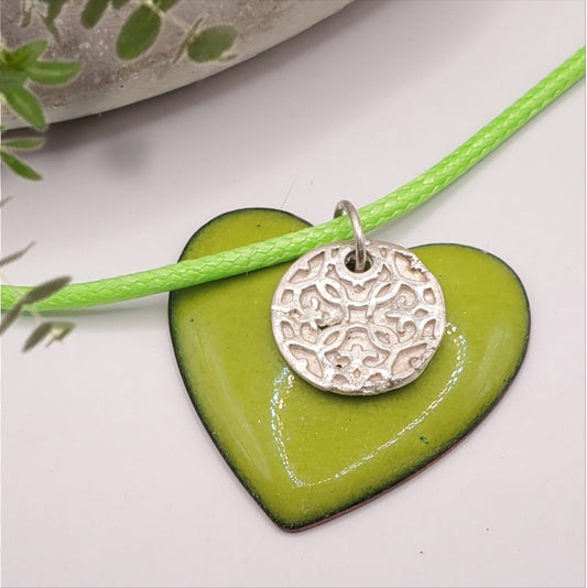Collier avec pendentif Cœur Vert Arabesques – Émail Grand Feu sur Cuivre - Maison CALUB