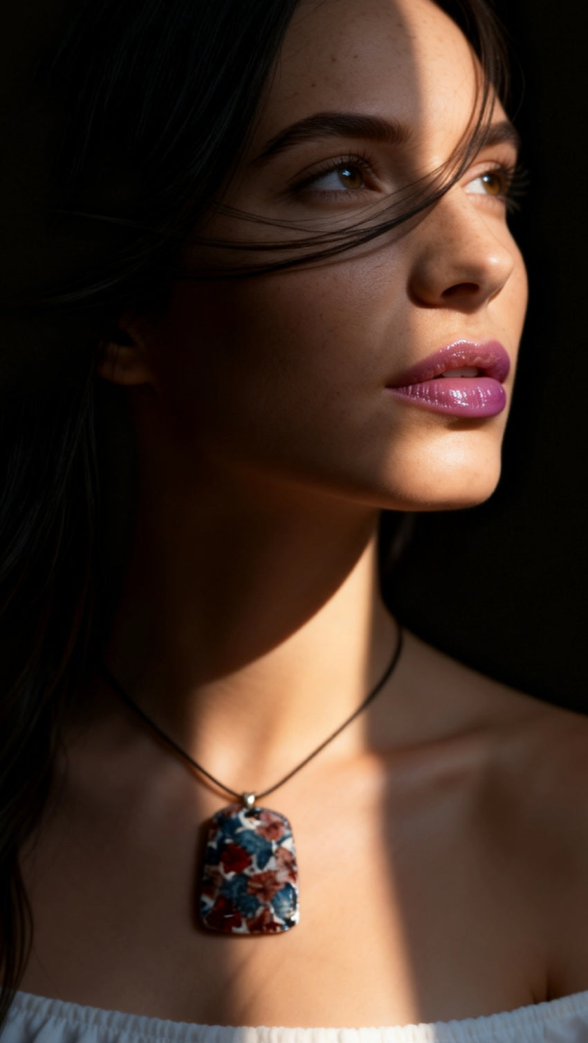 Pendentif Liberty Floral Rouge & Vert – Émail sur cuivre Peint