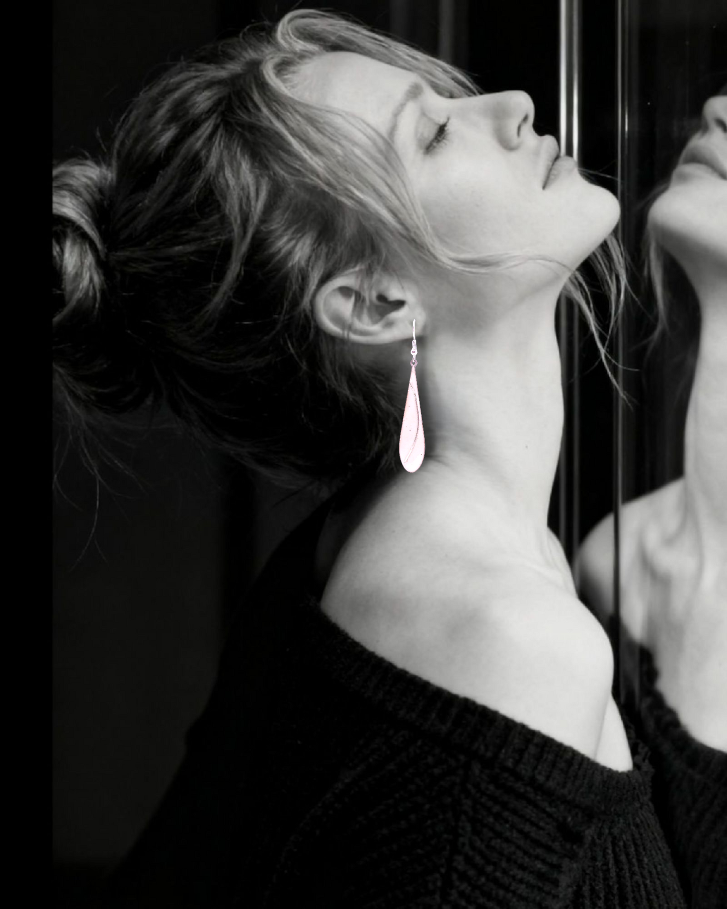 bijou artisanal boucles d'oreilles en email blanc grème avec incrustation d'un fil d'argent. design contemporain sobre et intemporel création maison Calub. art