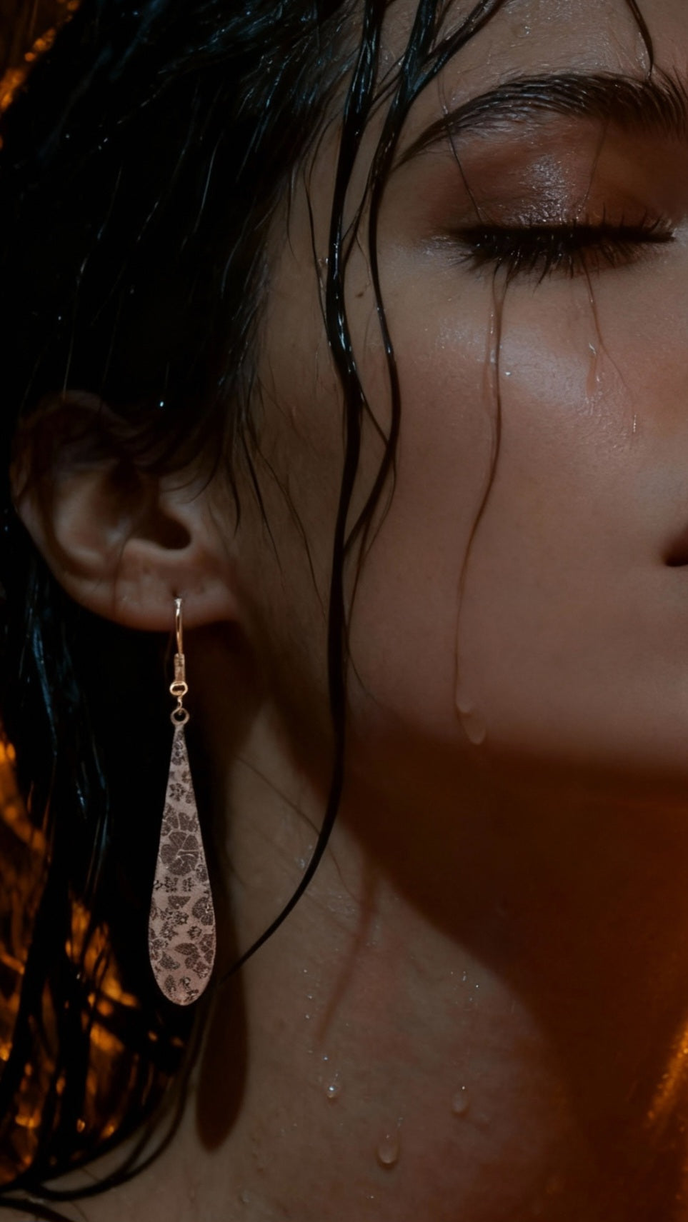 mannequin portant les boucles d'oreilles en forme de longue goutte en email sur cuivre au motif floral - création artisanale maison calub