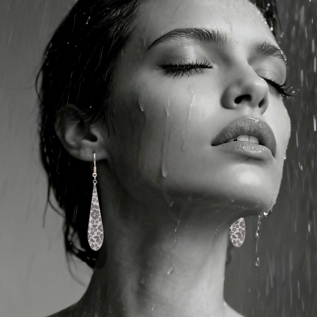 mannequin portant les boucles d'oreilles en forme de longue goutte en email sur cuivre au motif floral - création artisanale maison calub