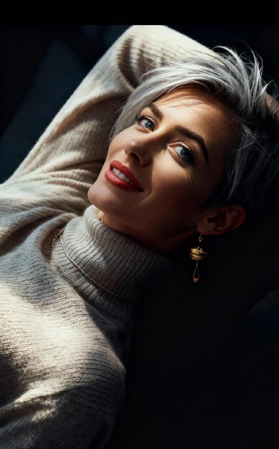 mannequin portant les boucles d'oreilles chic noir et doré double pendant email sur cuivre . Emaux traditionnels fait main chez maison calub