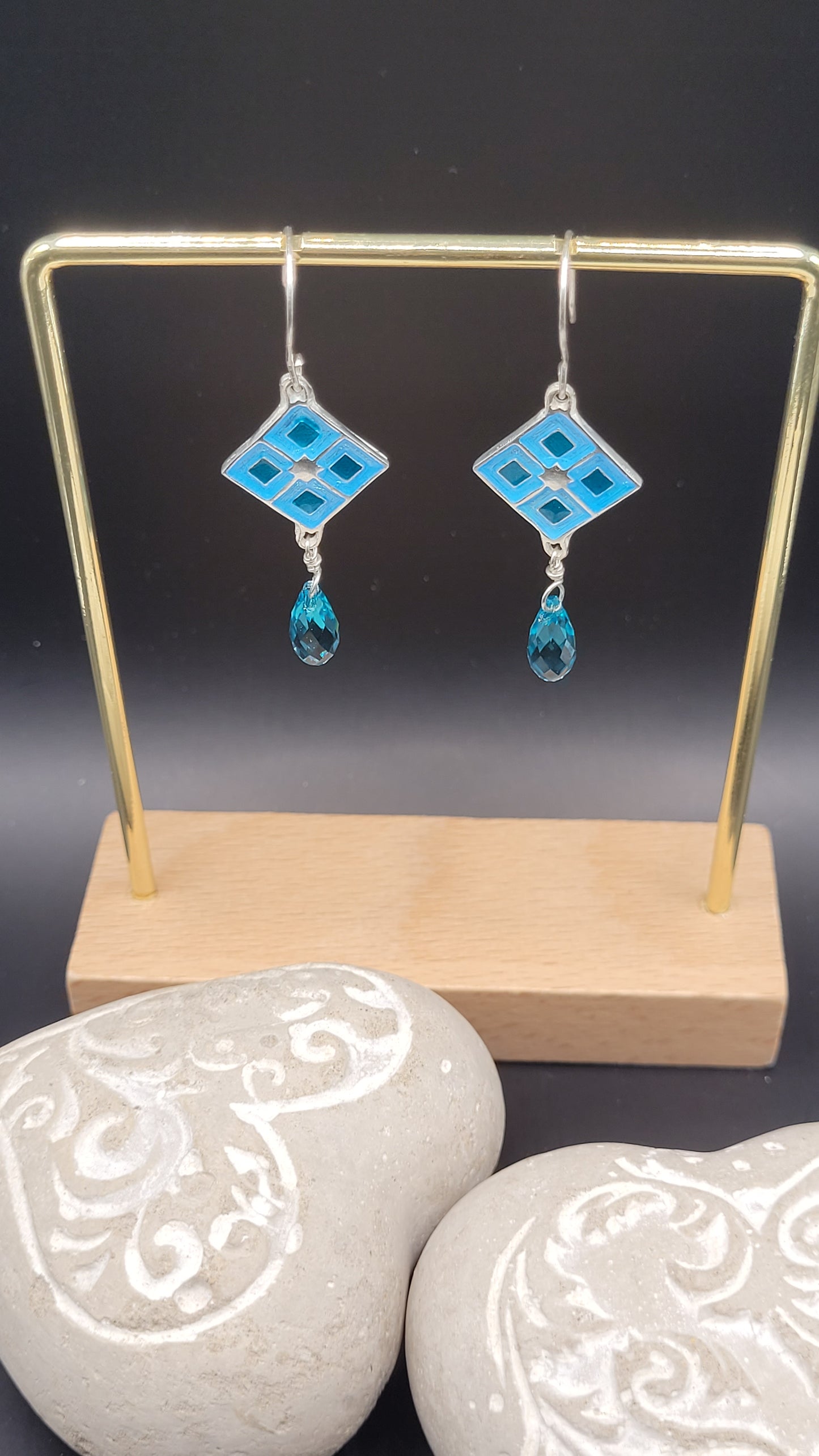 détail pendants cristal bleu facetté, boucles d'oreilles email grand feu argent